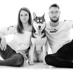 séance couple avec chien au studio